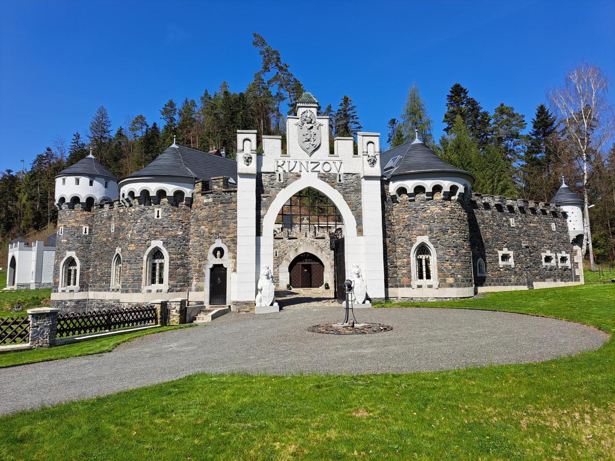 Hrad Kunzov Glamping & Spa & Restaurant Přerov Exterior foto